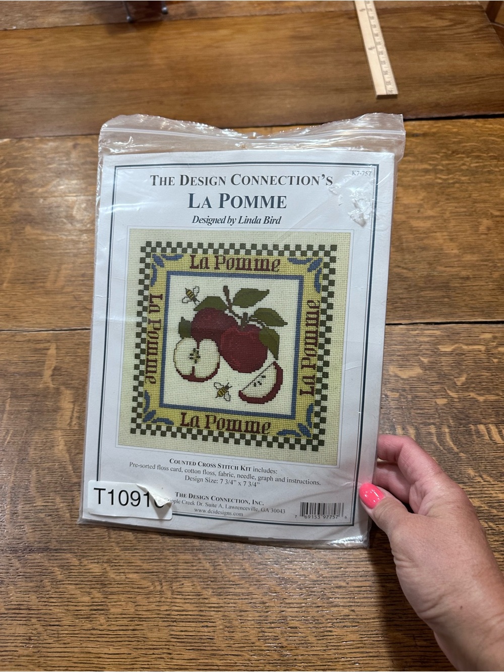La Pomme Cross Stitch Kit with Red Apples‎
